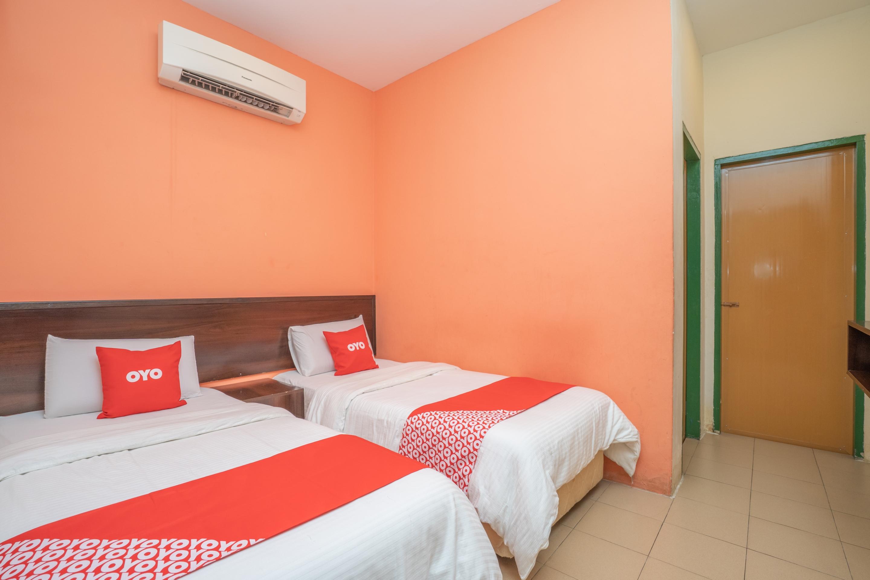 Oyo 44078 The Island Hotel Kampong Pasir Bogak Exterior foto