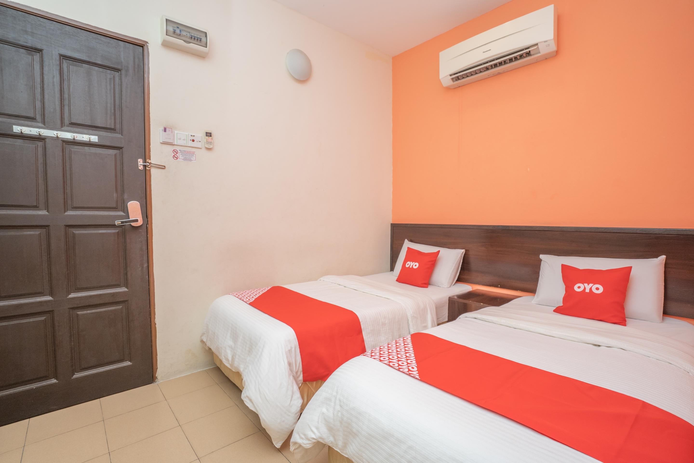 Oyo 44078 The Island Hotel Kampong Pasir Bogak Exterior foto