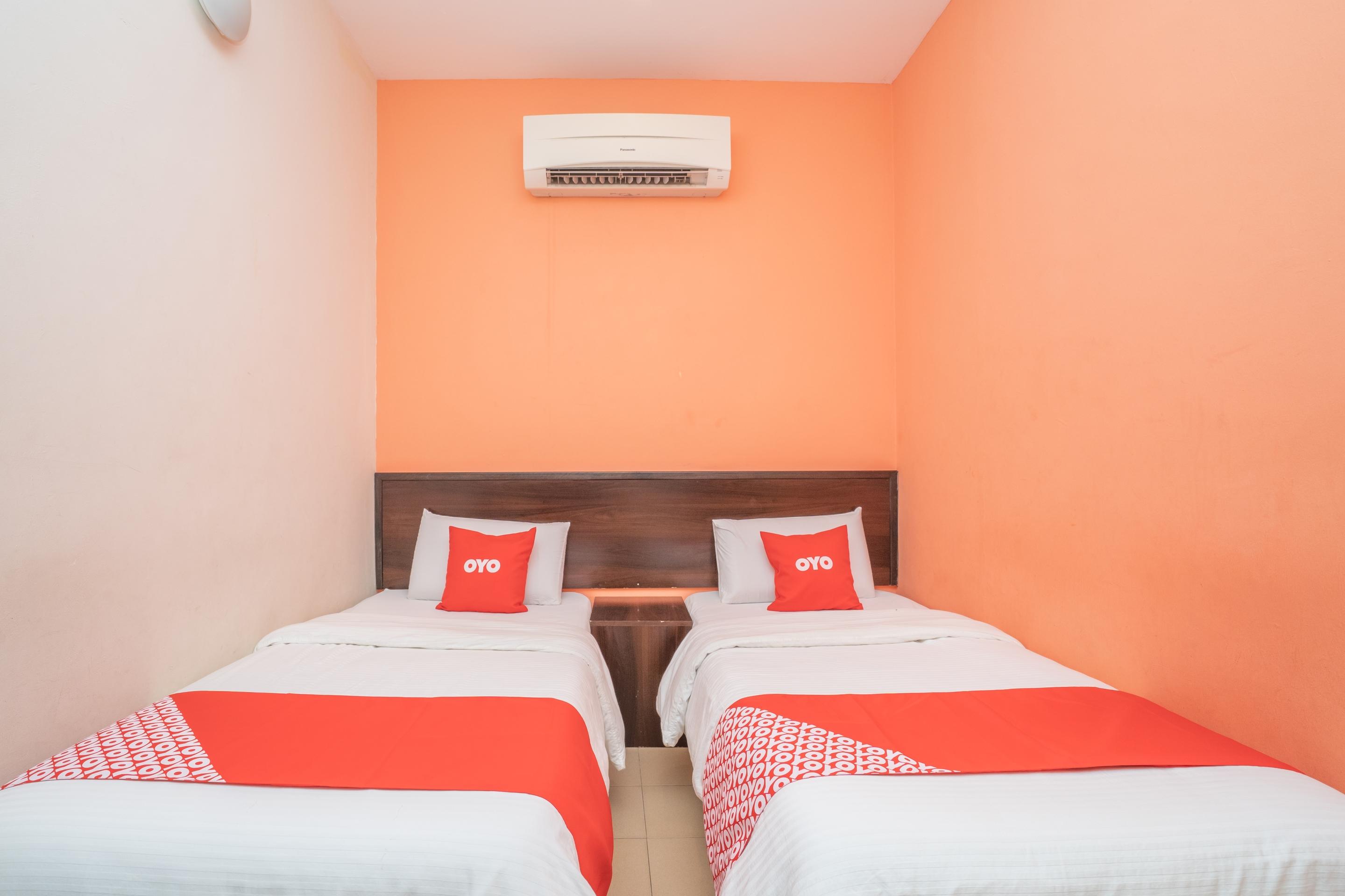 Oyo 44078 The Island Hotel Kampong Pasir Bogak Exterior foto
