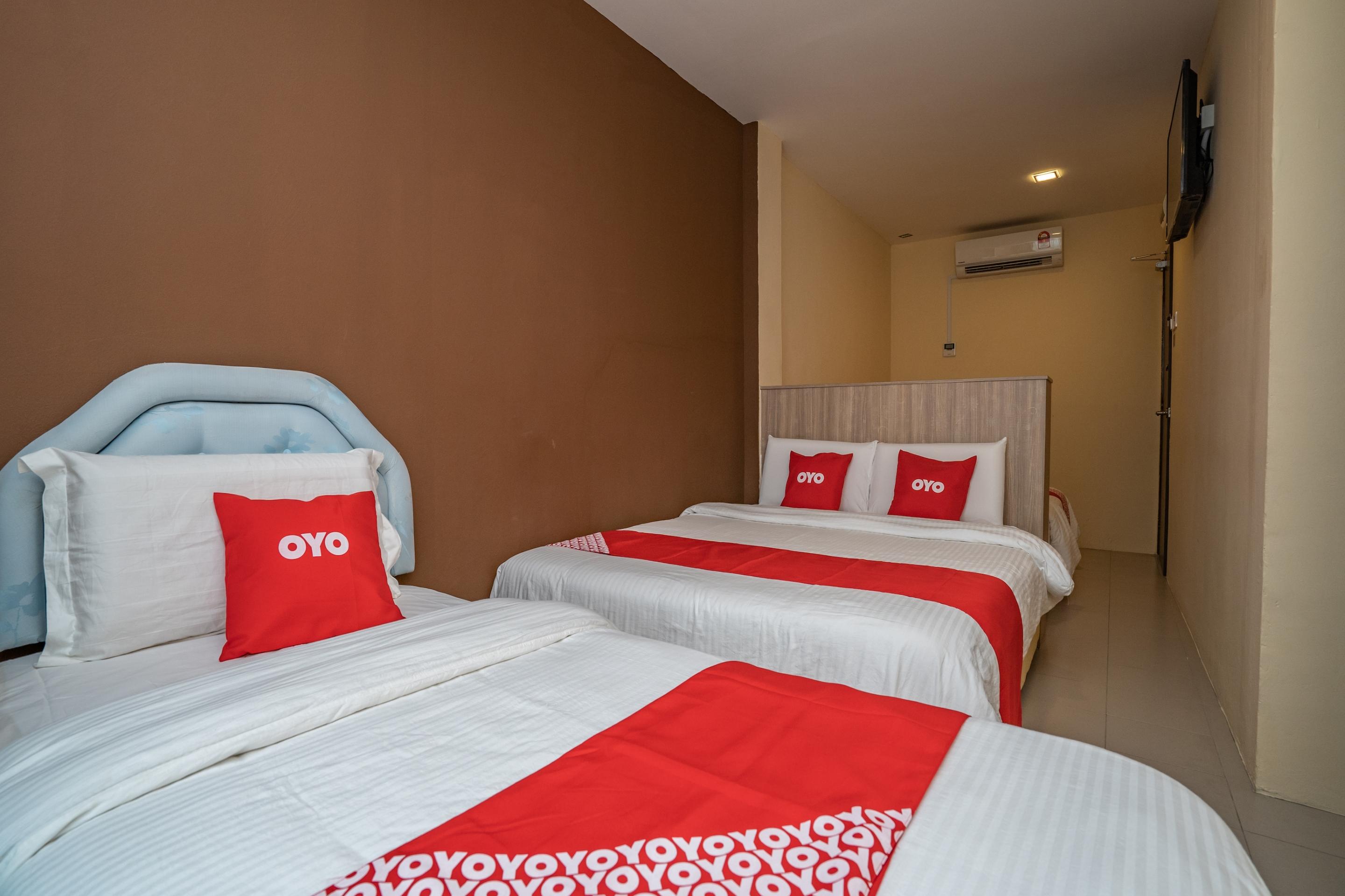 Oyo 44078 The Island Hotel Kampong Pasir Bogak Exterior foto