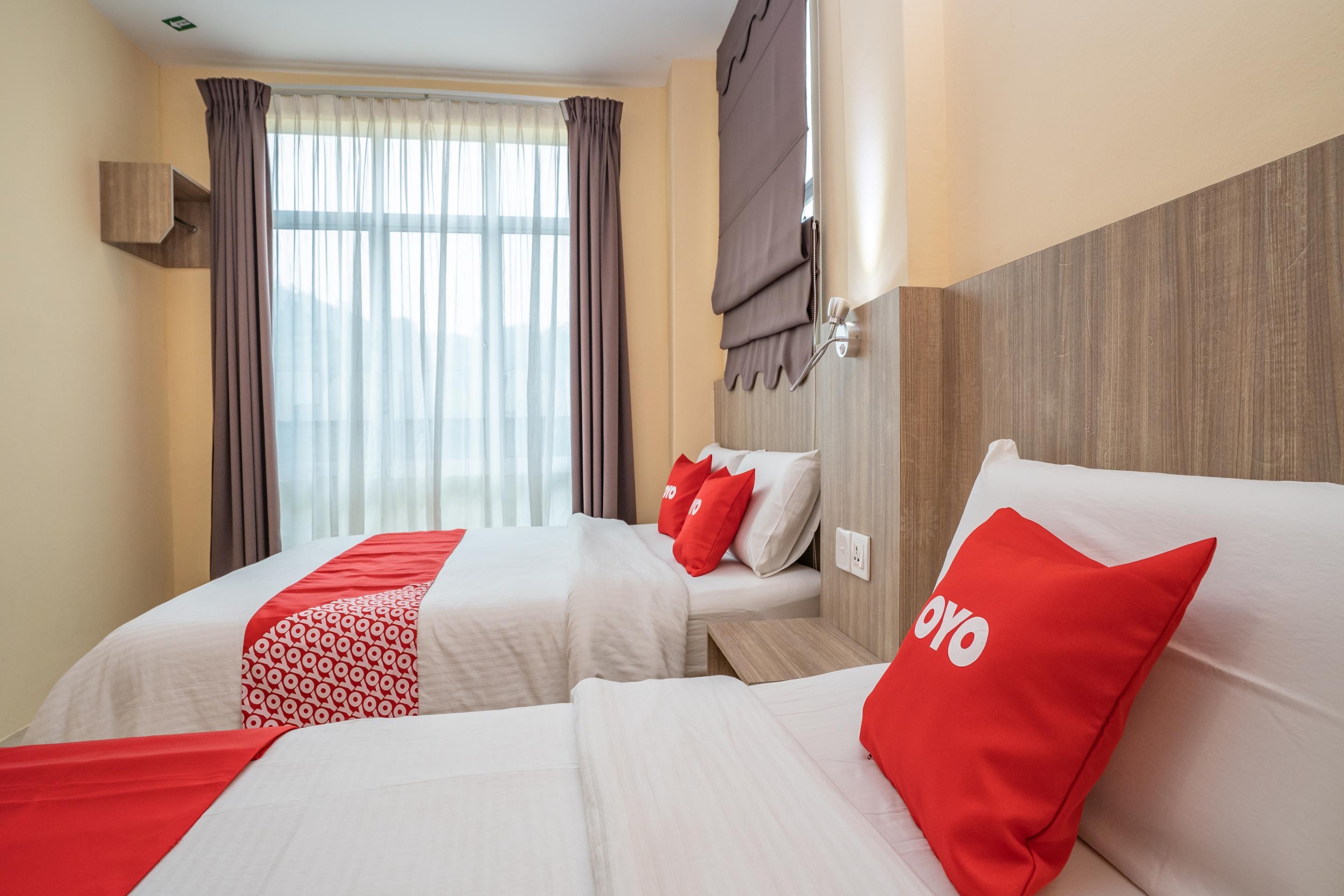 Oyo 44078 The Island Hotel Kampong Pasir Bogak Exterior foto