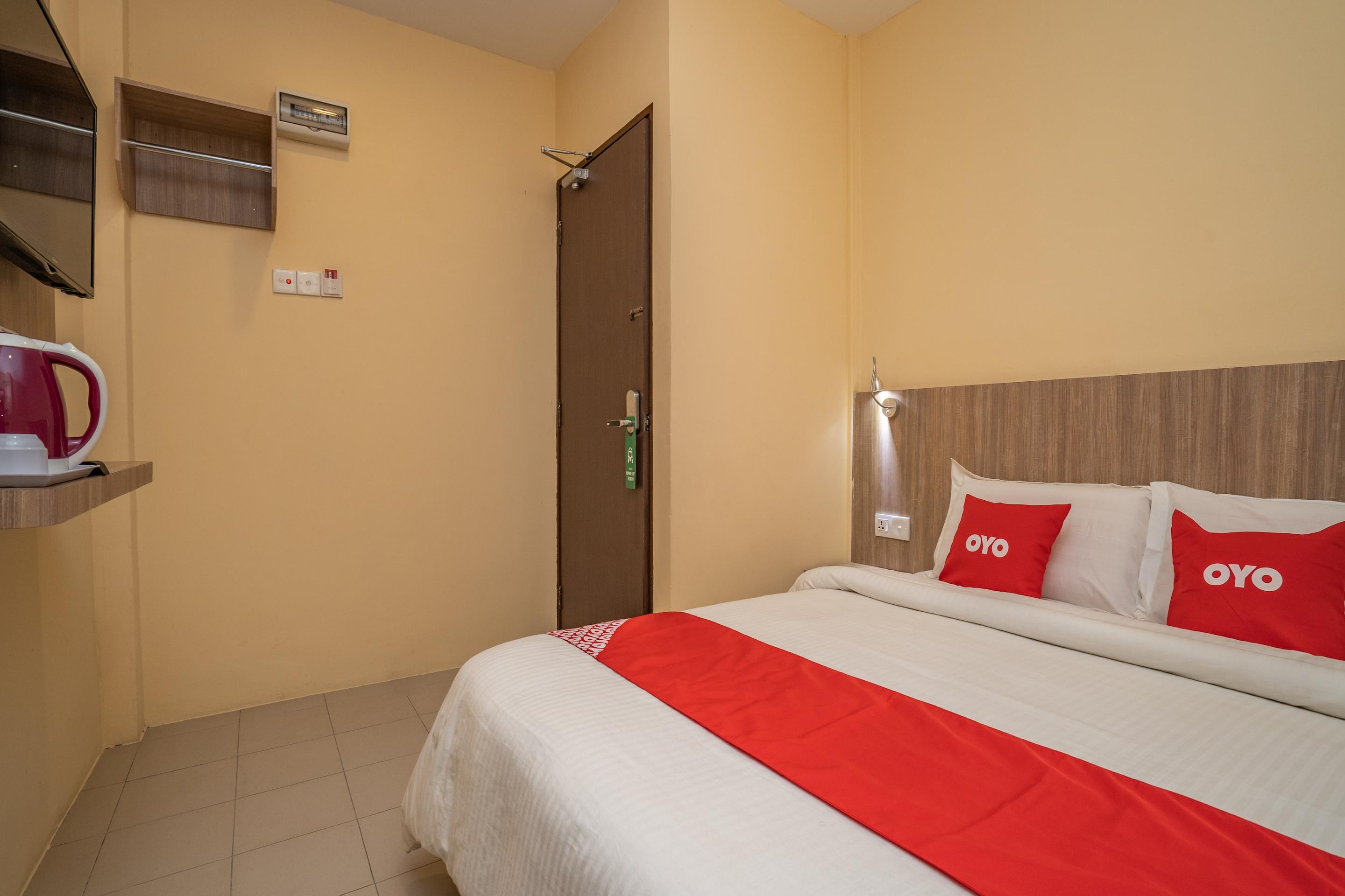 Oyo 44078 The Island Hotel Kampong Pasir Bogak Exterior foto