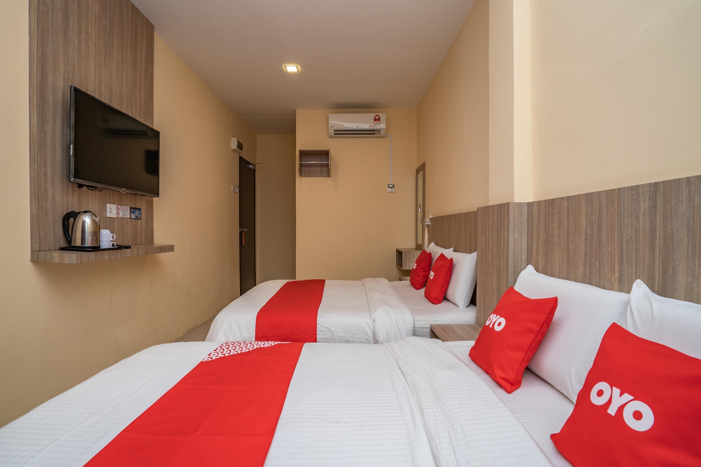 Oyo 44078 The Island Hotel Kampong Pasir Bogak Exterior foto