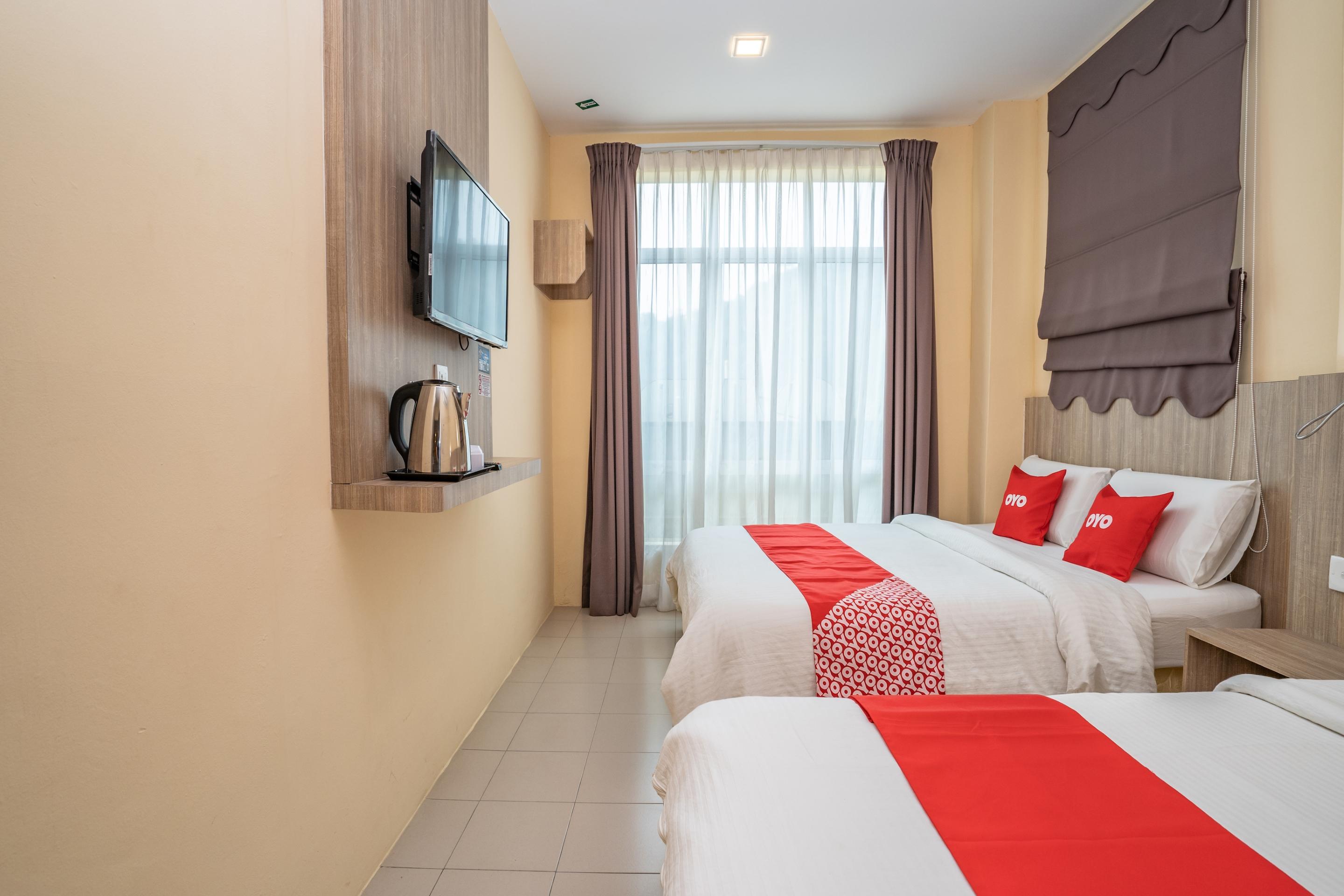 Oyo 44078 The Island Hotel Kampong Pasir Bogak Exterior foto