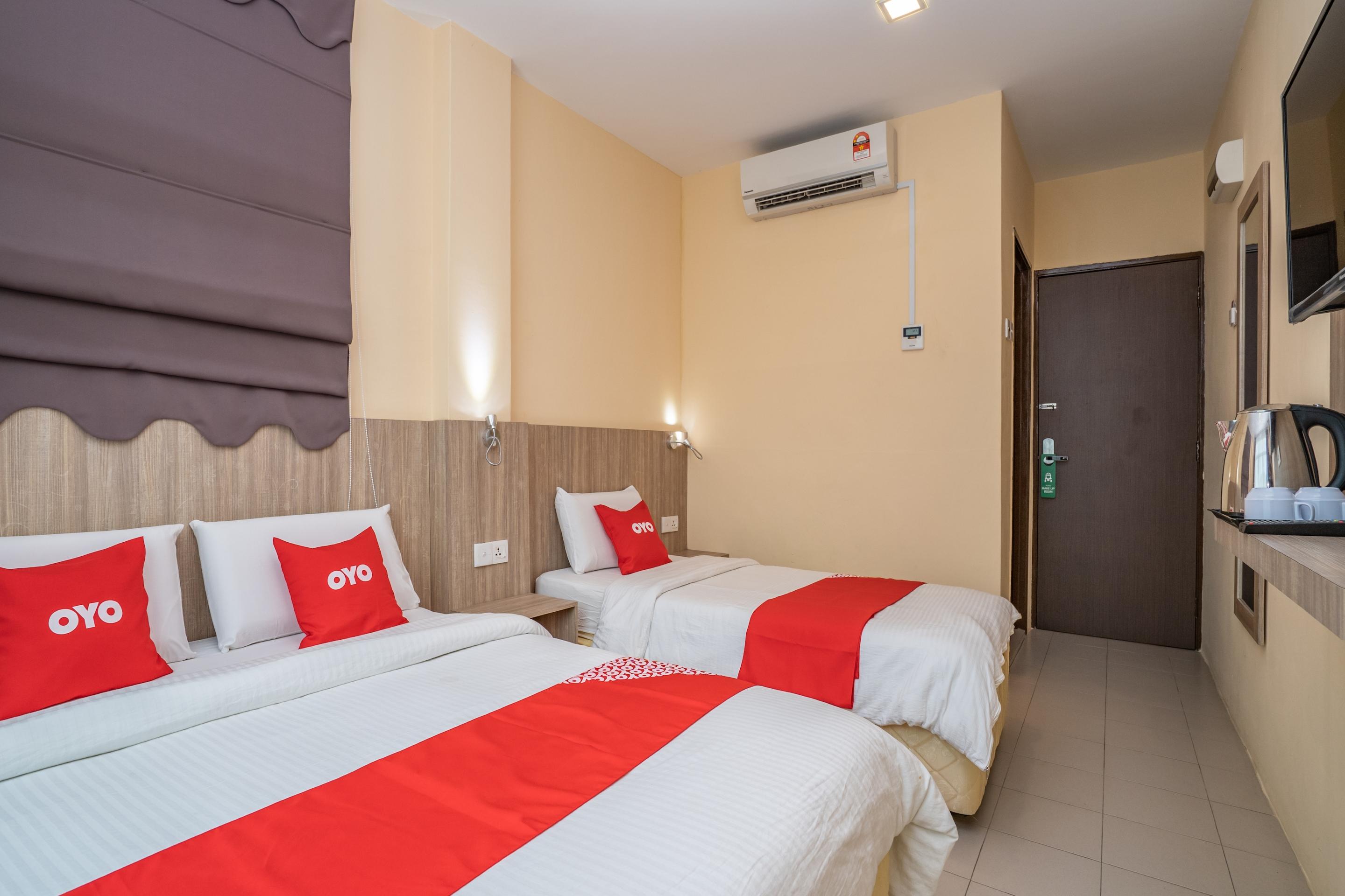 Oyo 44078 The Island Hotel Kampong Pasir Bogak Exterior foto