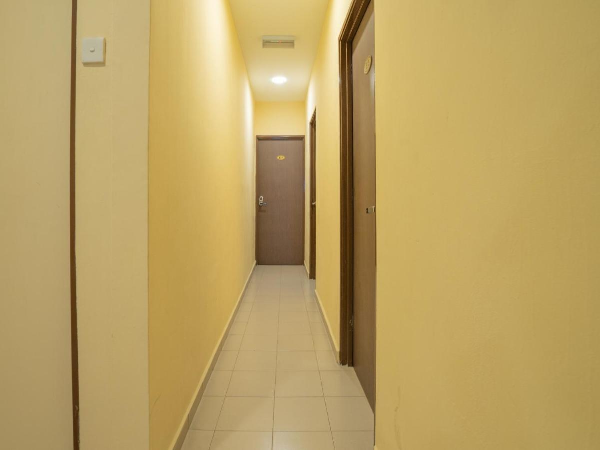 Oyo 44078 The Island Hotel Kampong Pasir Bogak Exterior foto