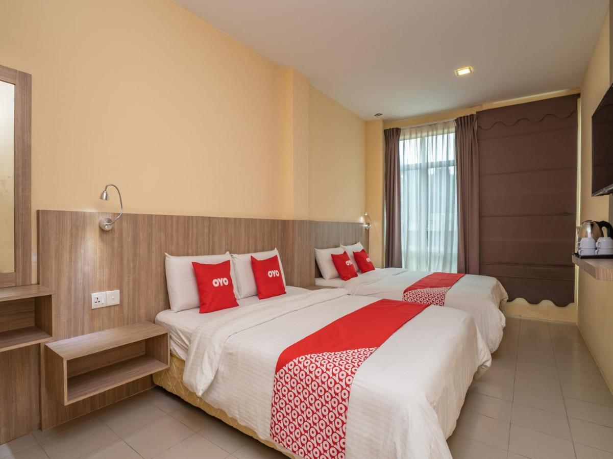 Oyo 44078 The Island Hotel Kampong Pasir Bogak Exterior foto